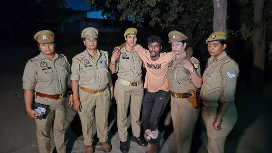 e20b7g28_ghaziabad-women-cops-encounter_625x300_23_September_25